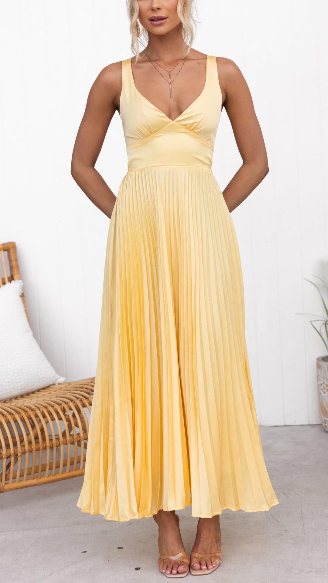 Lucienne™ | Elegante Abito Maxi Plissè Giallo con Scollatura a V