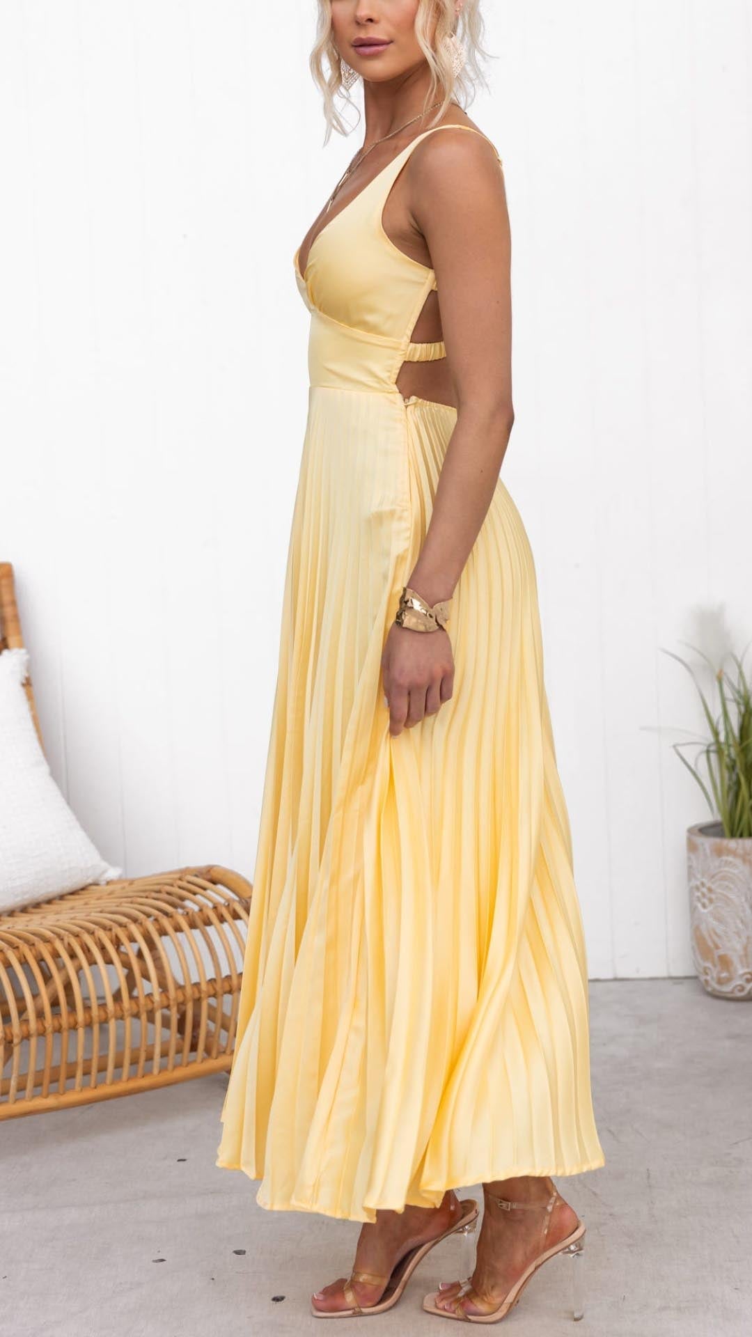 Lucienne™ | Elegante Abito Maxi Plissè Giallo con Scollatura a V
