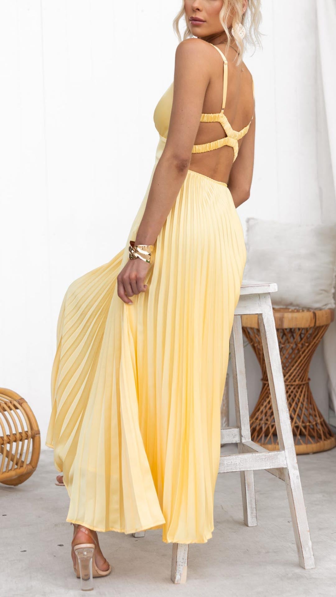 Lucienne™ | Elegante Abito Maxi Plissè Giallo con Scollatura a V